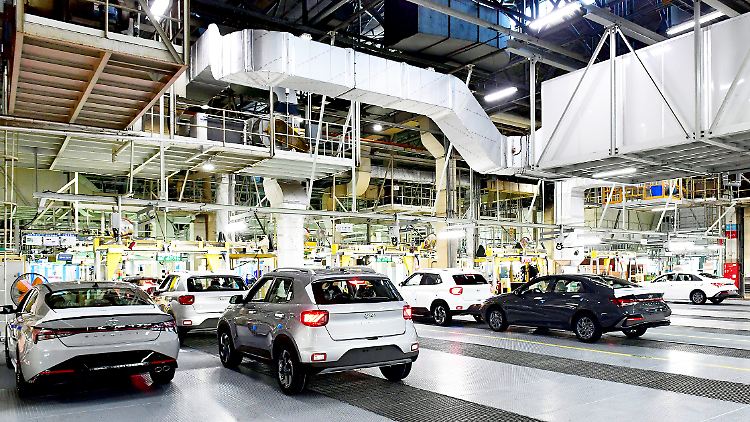 Das mittlerweile etwas angestaubt wirkende Werk im koreanischen Ulsan weist noch einen hohen Anteil von Handarbeit auf. Der erste Spatenstich für den neuen Produktionsbau ist getan. Ab 2026 werden bis zu 200.000 Fahrzeuge von den Bändern in Ulsan laufen.
