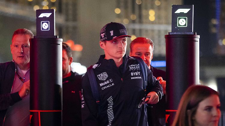Verstappen macht böse Miene zum inszenierten Spiel.