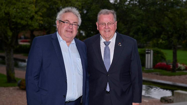"Die Unterlagen aus Italien sind da" , sagt Andreas Trautvetter (l.). Neben ihm der ehemalige Rodel-Präsident Josef Fendt. 