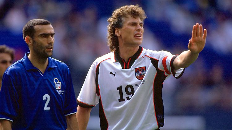Toni Polster (r.) hat nachgerechnet: Ihm fehlen drei Länderspiele und drei Tore.