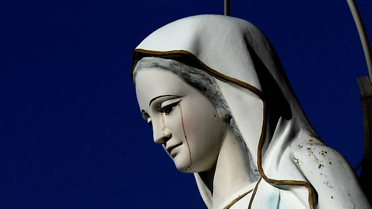 Das Phänomen wird immer wieder bei Statuen beschrieben.