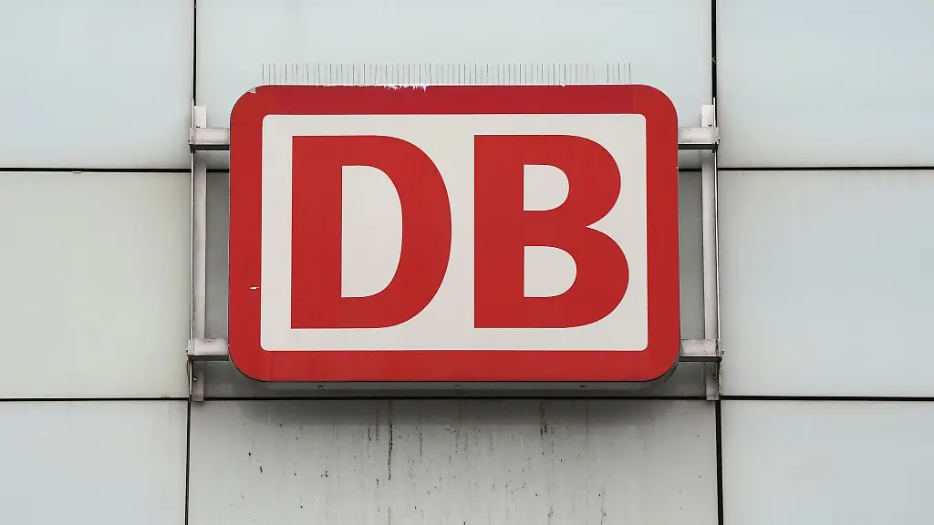 Das-Logo-der-Deutschen-Bahn-haengt-an-einem-Bahnhofsgebaeude