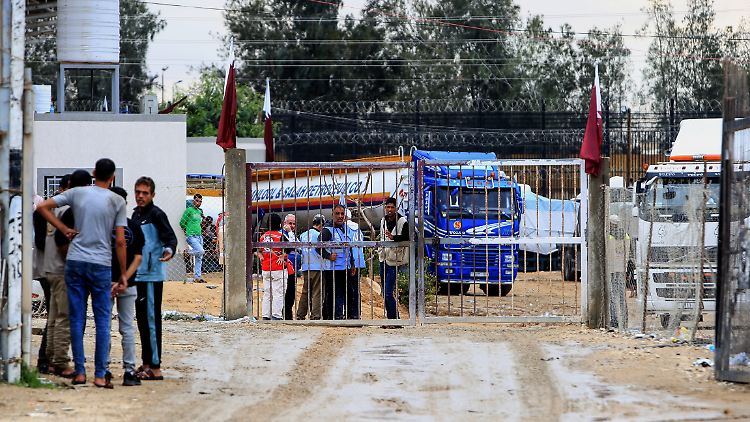 Am Mittwoch wurde erstmals ein Tankwagen in den Gazastreifen gelassen, doch die Laster für Hilfsgüter konnten nicht betankt werden.