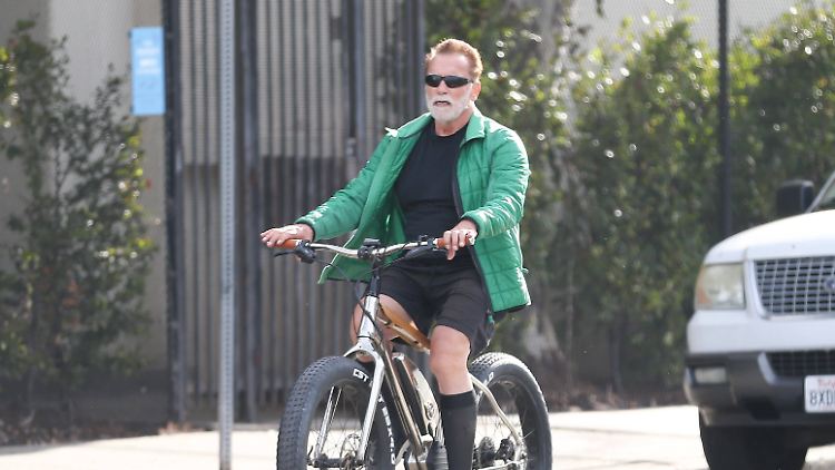 Fährt wie hier nun wohl besser mit dem Rad: Arnold Schwarzenegger.