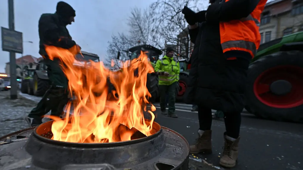 Ein-Feuer-brennt-waehrend-einer-Blockade-des-Juri-Gagarin-Rings