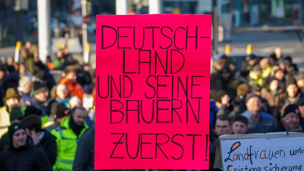 Ein-Plakat-fordert-auf-der-Kundgebung-Deutschland-und-seine-Bauern-zuerst