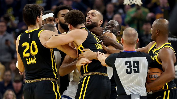 Draymond Green (3. v. r.) würgte Rudy Gobert bei einer Rudelbildung im NBA-Spiel.