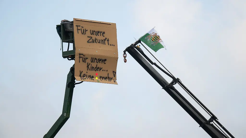 Ein-Pappe-mit-der-Aufschrift-Fuer-unsere-Zukunft-Fuer-unsere-Kinder-Keine-Ampel-mehr