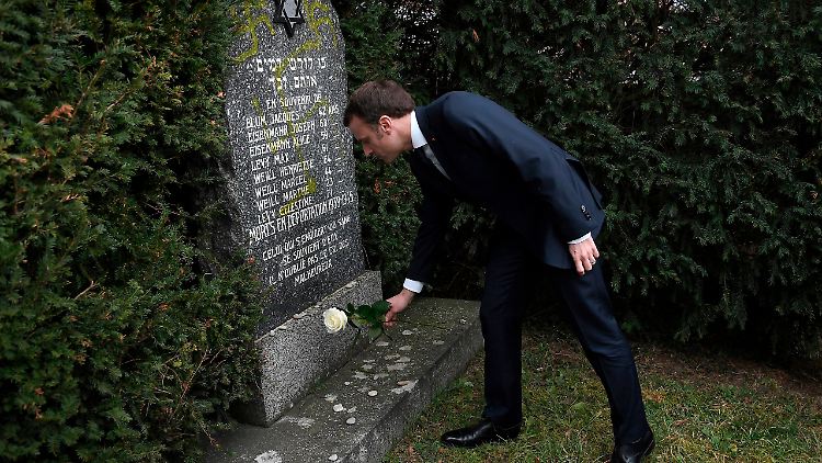Macron bei der Begehung eines jüdischen Friedhofs in Frankreich. (Archivbild)