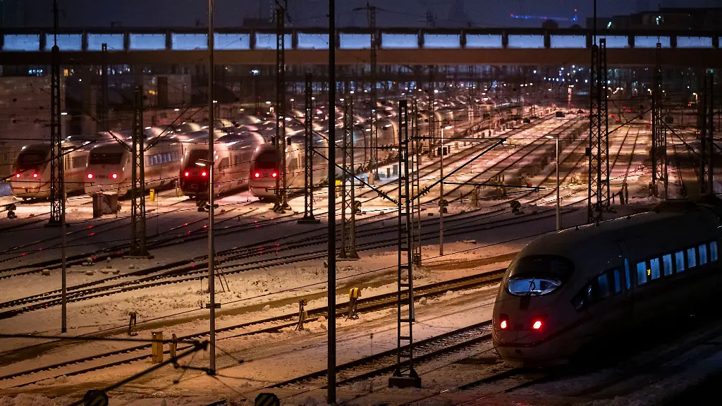 ICE-Schnellzuege-stehen-waehrend-eines-Bahnstreiks-auf-Abstellgleisen-vor-dem-Hauptbahnhof-in-Muenchen
