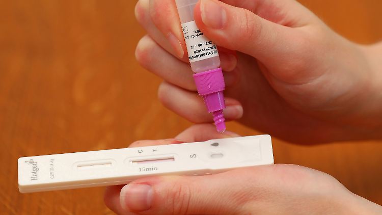 Die Deutschen greifen wieder öfter zum Corona-Test. Aber nicht jedes Kratzen im Hals hat auch mit diesem Virus zu tun.