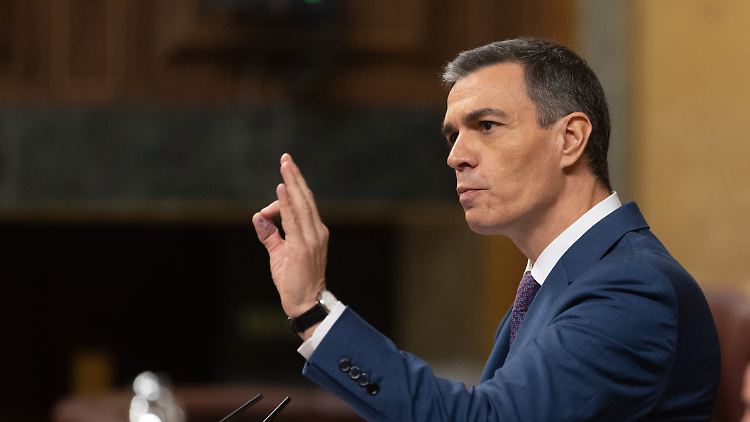 Nachdem die Konkurrenz trotz gewonnener Wahl keine Mehrheit im Parlament hinter sich bringt, entpuppt sich Sánchez als Stehaufmännchen.