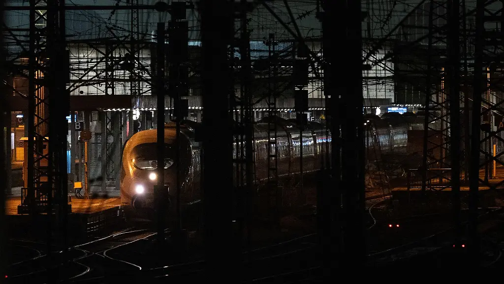 Ein-Zug-der-Deutschen-Bahn-steht-auf-einem-Gleis-im-Hauptbahnhof