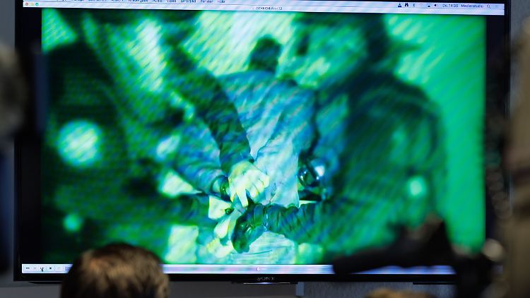 Videosequenzen einer Festnahme werden bei einer Pressekonferenz in der Polizeidirektion Osnabrück gezeigt. 