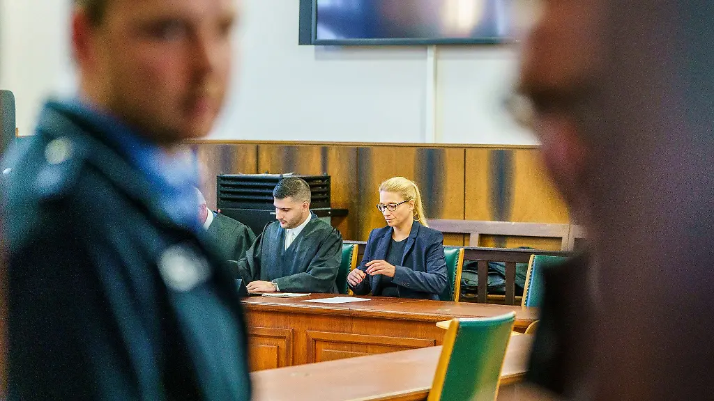 Sina-Moslehi-l-Anwalt-neben-Anja-Darsow-r-Ehefrau-des-als-Doppelmoerder-verurteilten-A-Darsow