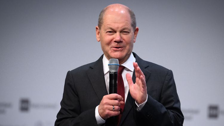 Kanzler Scholz hält trotz des Verfassungsgerichtsurteils an den Investitionsvorhaben der Ampel-Koalition fest.