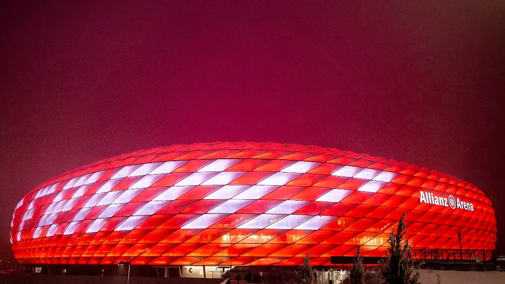 Die-Allianz-Arena-ist-mit-dem-Schriftzug-Danke-Franz-beleuchtet