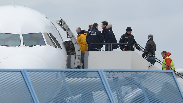 Menschen werden mit einem Flieger aus Deutschland abgeschoben. In Richtung Georgien und Moldau soll das künftig noch leichter vonstattengehen. 