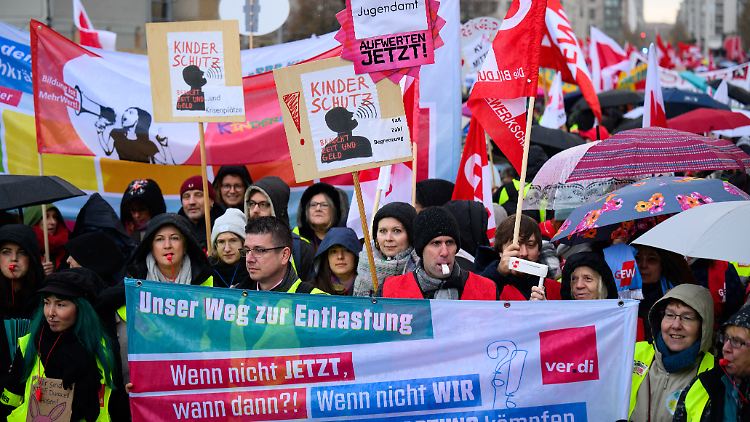 Gewerkschafter und Beschäftigte im Sozial- und Erziehungsdienst streiken vor dem Berliner Abgeordnetenhaus. 