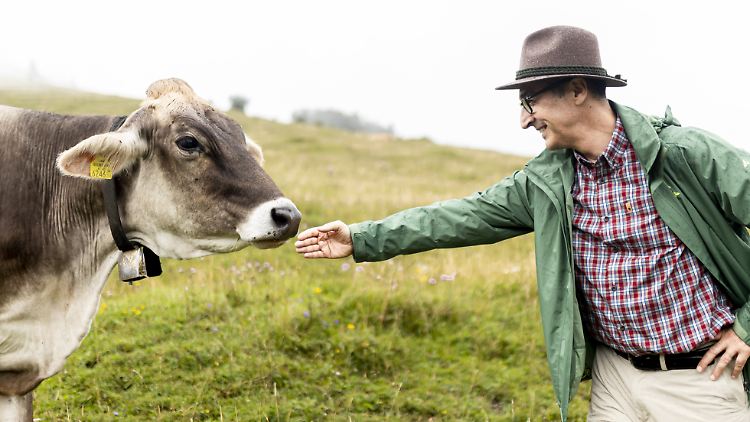 Landwirtschaftsminister Özdemir während seiner Sommertour bei der Begehung einer Alm. 