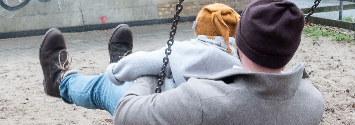 Ein Vater mit seinem Kind auf einem Spielplatz: Paare sollen zwar weiterhin zusammen bis zu 14 Monate Elternzeit nehmen können - aber nur noch maximal einen Monat parallel.