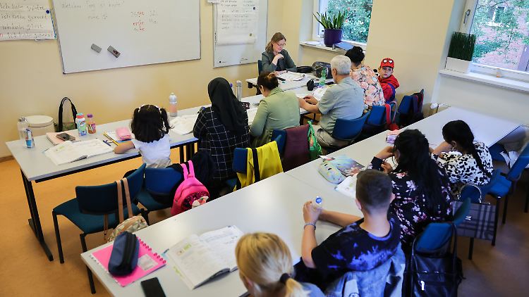 Teilnehmer lernen in einem Integrationskurs mit Alphabetisierung im Eltern-Kind-Zentrum (EKiZ) in der Elbkinder-Kita Uffelnsweg.