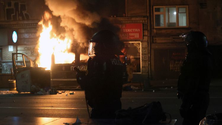 Schon vor der Partie gibt es in Sofia Krawalle - 15 Menschen werden verletzt.