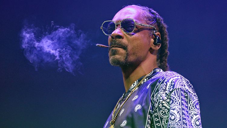 Ein Bild, das es so künftig wohl nicht mehr geben wird: Snoop Dogg beim Rauchen.
