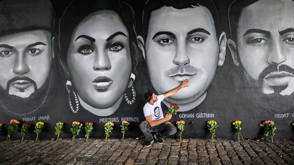 Cetin-Gueltekin-Bruder-des-Opfers-Goekhan-Gueltekin-legt-seine-Hand-auf-das-Portraet-seines-Bruders