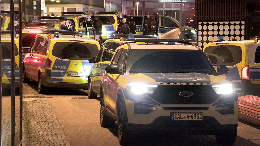 Polizeiwagen-stehen-waehrend-einer-Durchsuchungsaktion-von-Zoll-und-Polizei-vor-einem-Gastronomiebetrieb