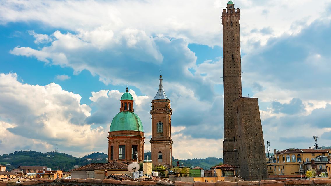 Die schiefen Türme von Garisenda und Asinelli mit der Kirche Santi Bartolomeo.