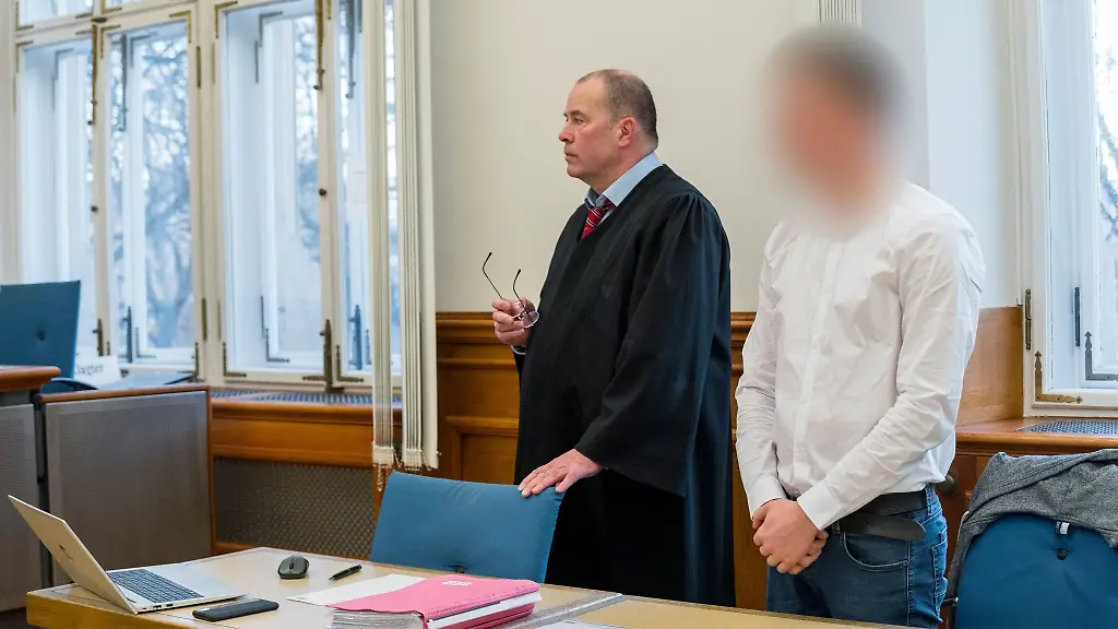 Thomas-Drehsen-Rechtsanwalt-und-sein-Mandant-erheben-sich-im-Sitzungssaal-vor-Beginn-des-Berufungsprozesses-wegen-eines-versuchten-Brandanschlags-auf-die-Synagoge-in-Ermreuth