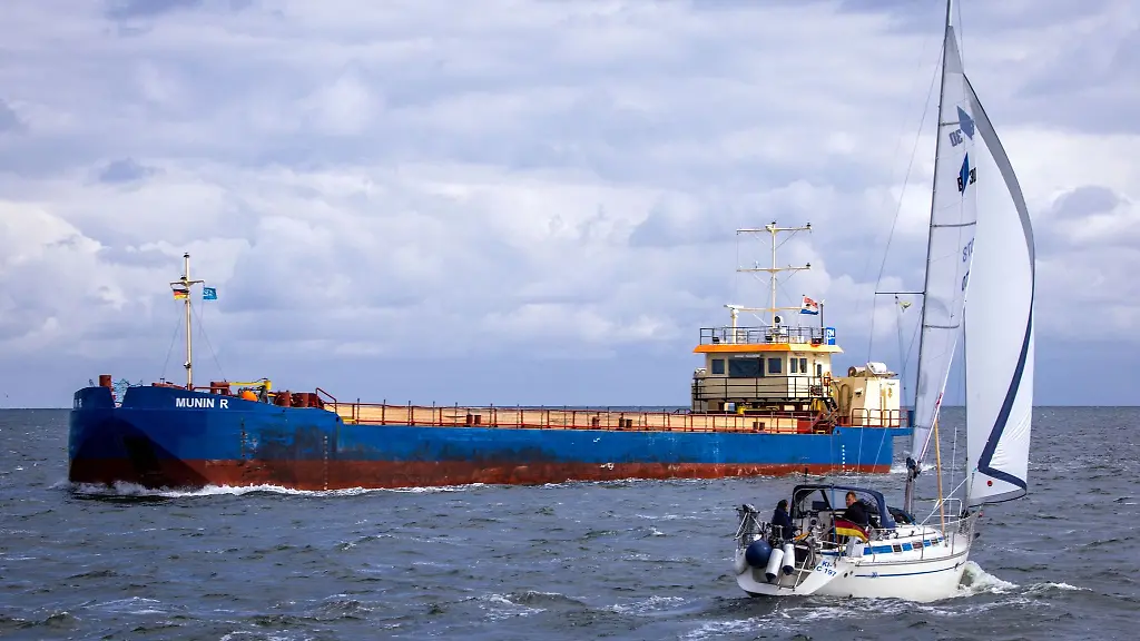 Das-Spezialschiff-Munin-R-ist-auf-dem-Greifswalder-Bodden-unterwegs-und-transportiert-Aushub-der-bei-den-Arbeiten-fuer-die-Anbindungspipeline-des-Ruegener-LNG-Terminals-entstanden-ist