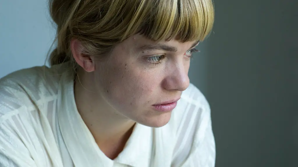 Autorin-Julia-Weber-blickt-in-die-Ferne