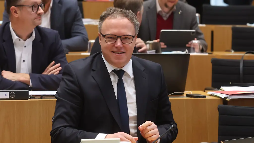 Mario-Voigt-CDU-Vorsitzender-der-CDU-Fraktion-im-Thueringer-Landtag-sitzt-vor-Beginn-der-Landtagssitzung-im-Plenarsaal