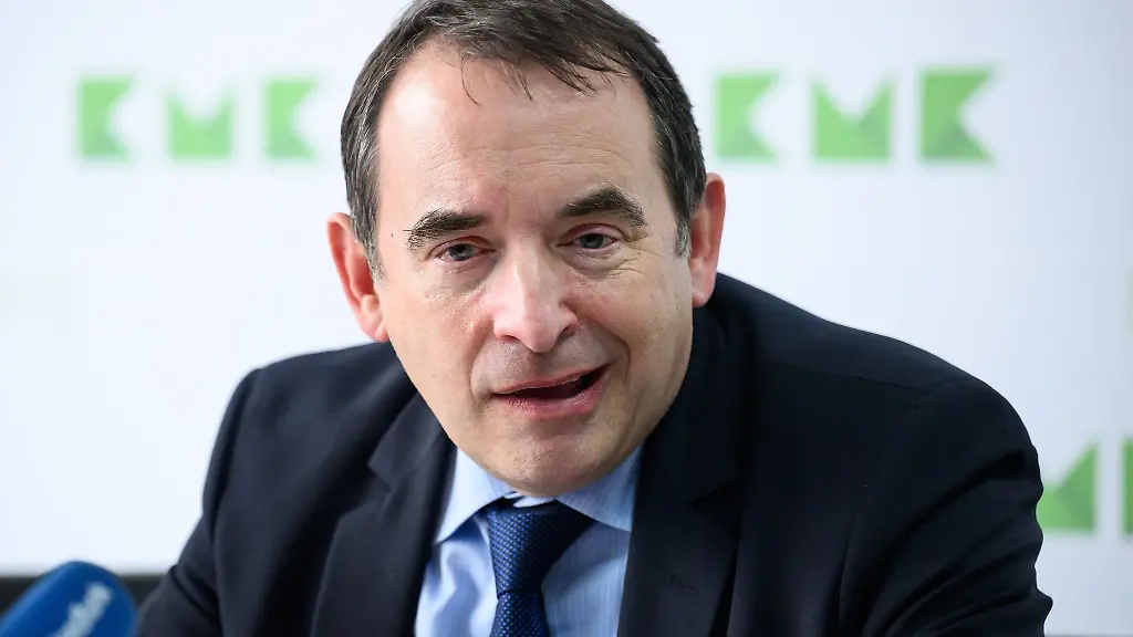 Alexander-Lorz-CDU-Kultusminister-von-Hessen-aeussert-sich-bei-einer-Pressekonferenz-zum-Abschluss-der-Kultusministerkonferenz-KMK