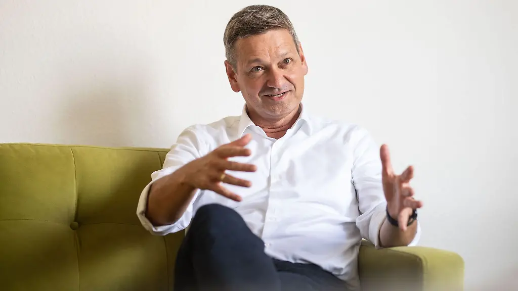 Christian-Baldauf-Vorsitzender-der-CDU-Rheinland-Pfalz-sitzt-auf-dem-Gruenen-Sofa-der-Mainzer-Redaktion-der-Deutschen-Presse-Agentur