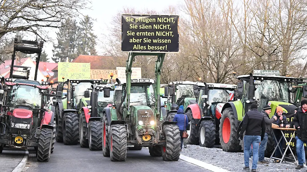 Landwirte-demonstrieren-mit-Traktoren-und-Plakaten-bei-einer-Kundgebung-beim-Kalten-Markt-gegen-die-Agrarpolitik-der-Bundesregierung