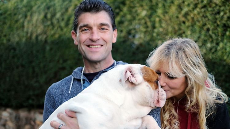 Simone und Sven mit ihrer Englischen Bulldogge Marlon.