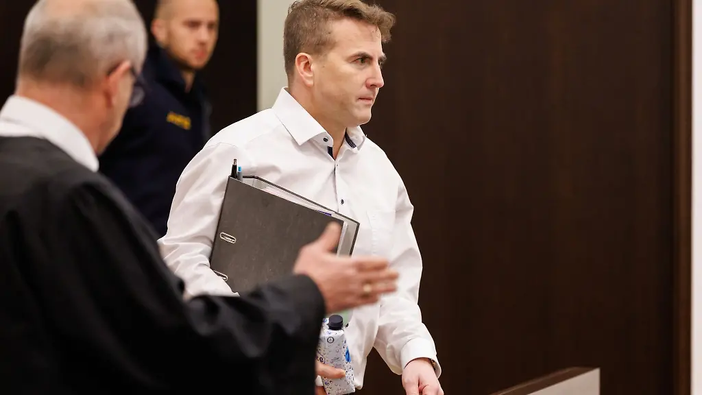 Der-Lokalpolitiker-Markus-Berktold-r-trifft-zu-Prozessbeginn-im-Sitzungssaal-des-Strafjustizzentrums-des-Landgerichts-Nuernberg-Fuerth-ein