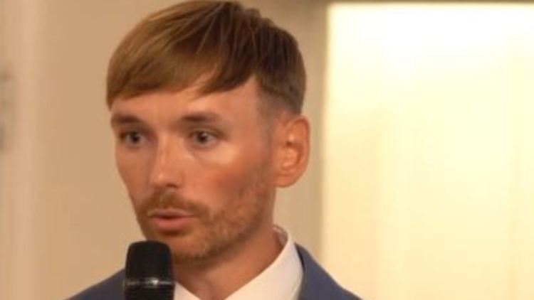 Ben Carpenter wendet sich in seiner Rede an seine Schwiegereltern und seine Frau.