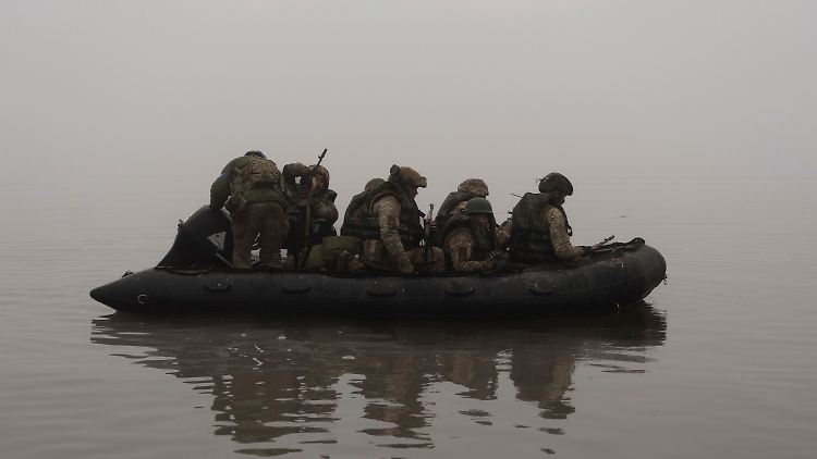 Übersetzen bei Nacht und Nebel: Ukrainische Marineinfanteristen am Dnipro.