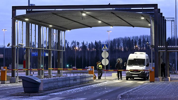 Ein Transporter möchte die Grenze bei Nuijamaa passieren - ab Mitternacht ist dies für drei Monate nicht mehr möglich.