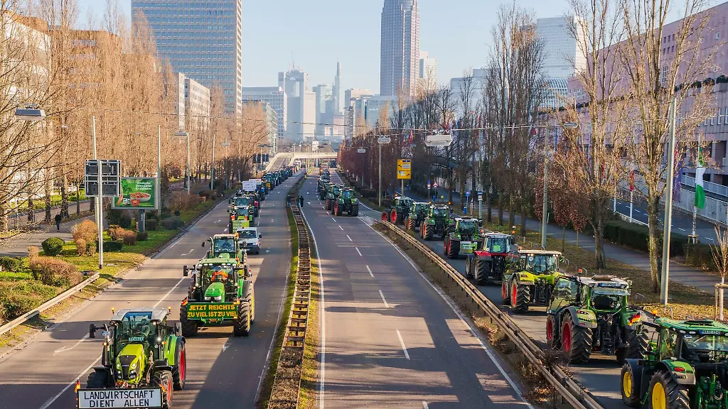 Bauern-protestieren-mit-ihren-Traktoren-auf-der-Wiesbadener-Strasse-in-beiden-Richtungen