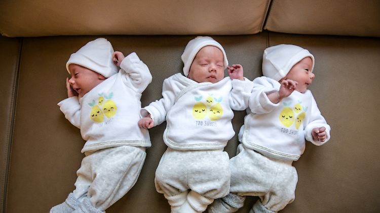 Gerade bei Mehrlingsgeburten müssen die Kinder vor dem errechneten Termin per Kaiserschnitt geholt werden. 