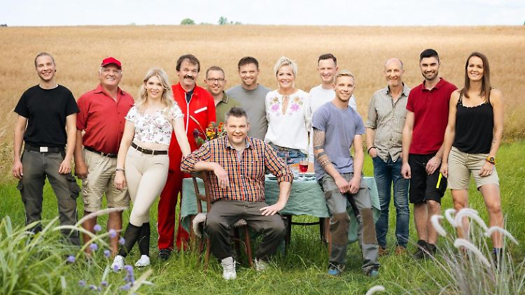 Ran an den Speck! Inka Bause mit den Kandidatinnen und Kandidaten der neuen "Bauer sucht Frau"-Staffel.