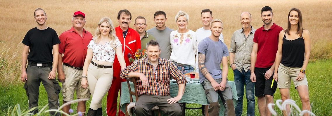 Inka Bause inmitten ihrer liebestollen Kandidaten - Quelle RTL.jpg