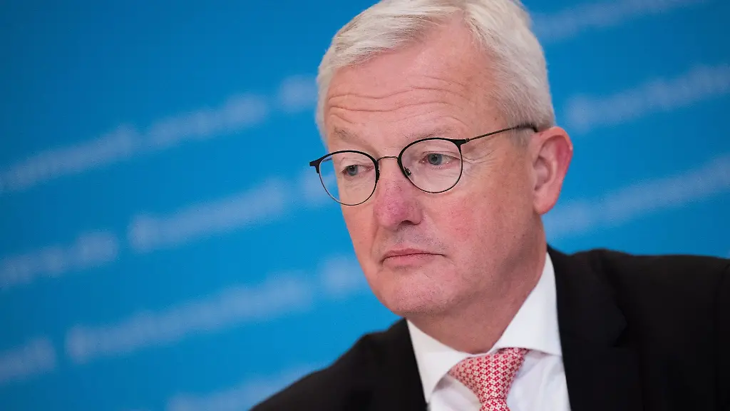 Brandenburgs-ehemaliger-Verkehrsminister-Guido-Beermann-sitzt-bei-einer-Pressekonferenz