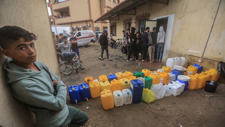 Warteschlage für Trinkwasser am Nasser-Krankenhaus: Wasserwerke im Süden des Gazastreifens stellten wegen Treibstoffmangels die Versorgung ein.