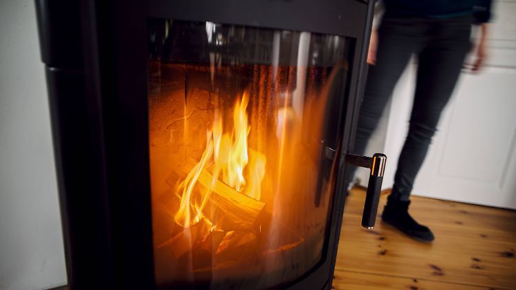 Im Haus sollte das Holz neben dem Ofen nur kurz vor der Verbrennung liegen.